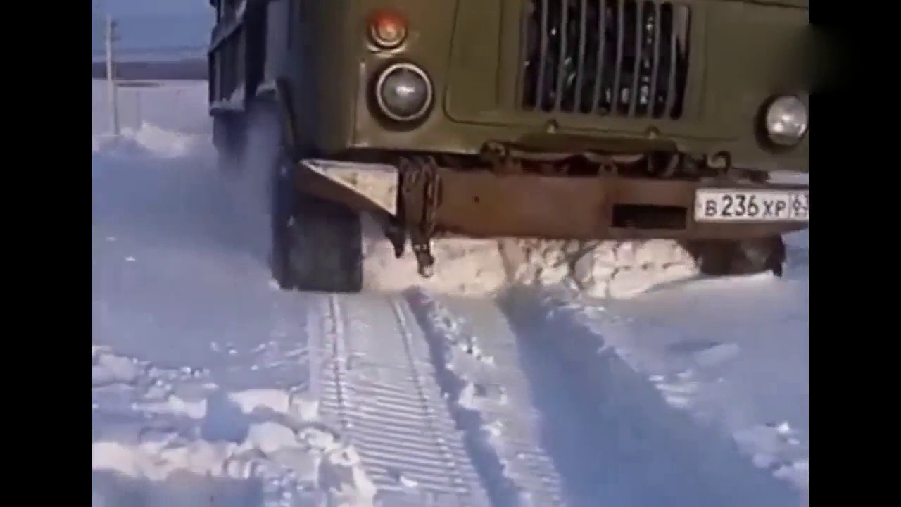 这些卡车怎么在冰天雪地中穿梭