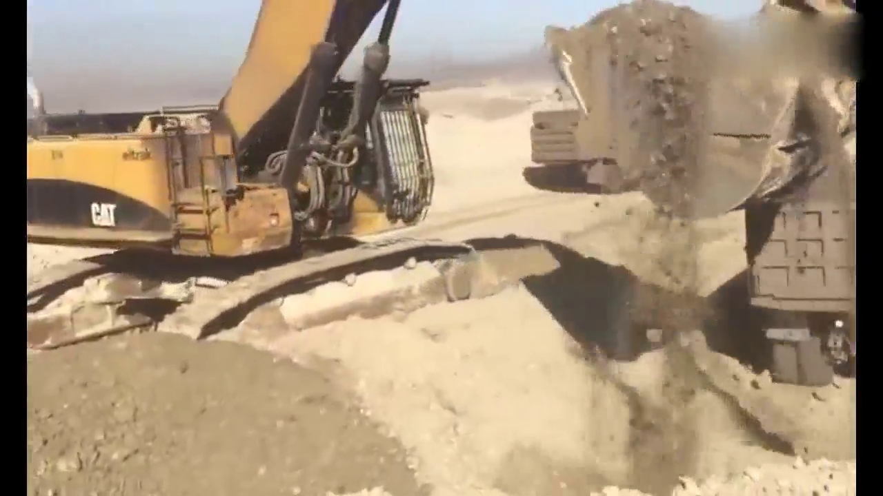 这个挖掘机就是巨手，两斗就一卡车