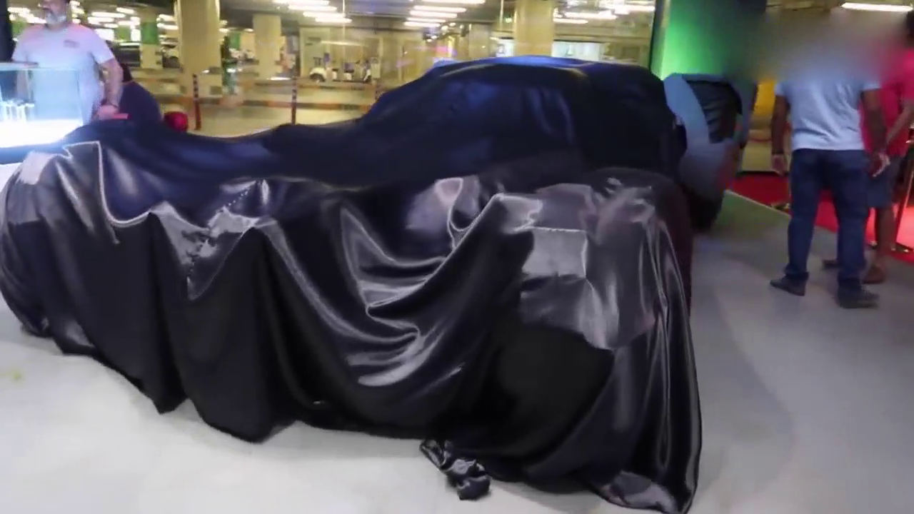 看到这辆霸气跑车，美女忍不住去体验，进到驾驶舱后懵圈了！