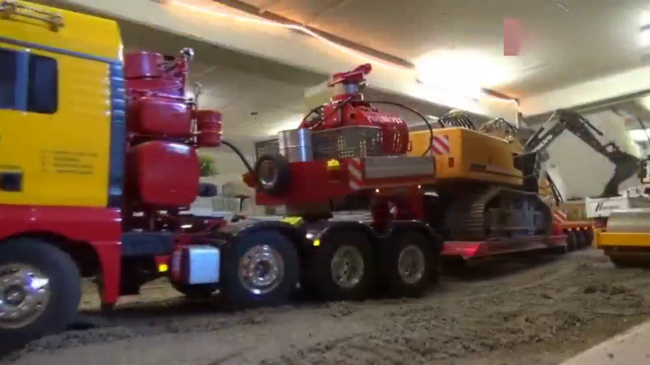 仿真模型，德国曼卡车把挖掘机送到工地，做的比真车还要真