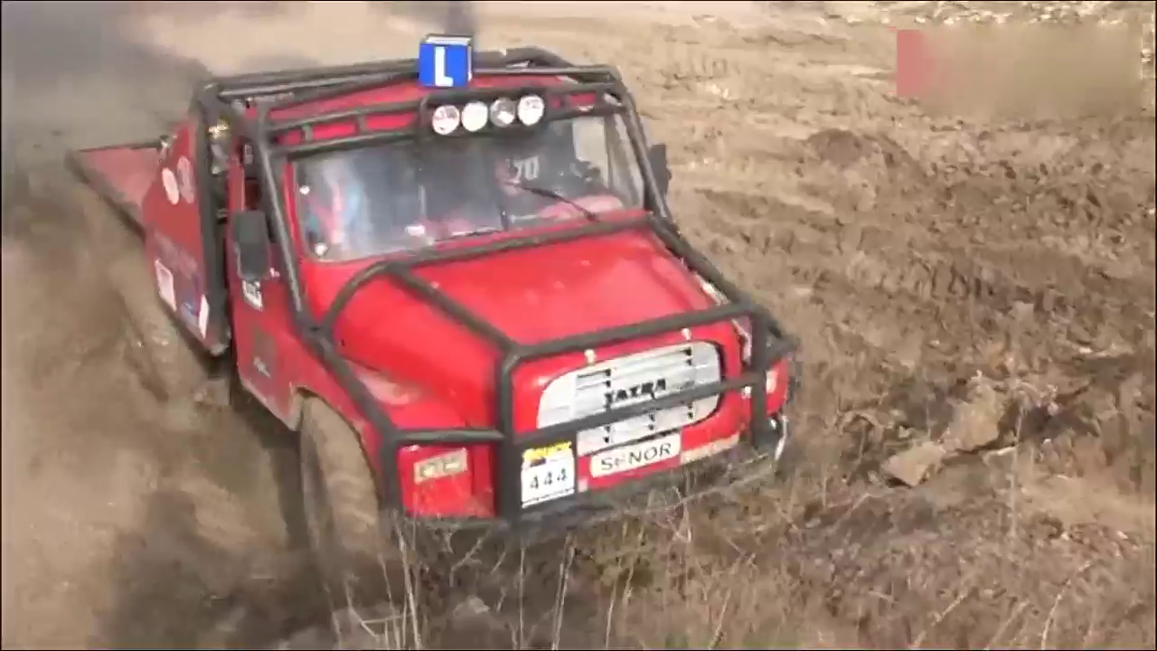 塔塔卡车参加泥地越野被困住，太拖拉没费多大力气顺利通过