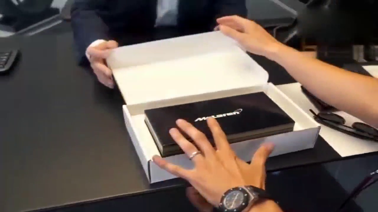 土豪500万买台迈凯伦跑车送了一个小盒 打开以后彻底笑了