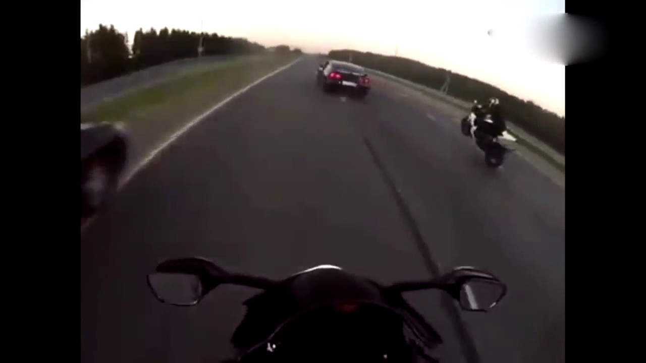 国外摩托车和跑车疯狂飚车，摩托车车速怎么样