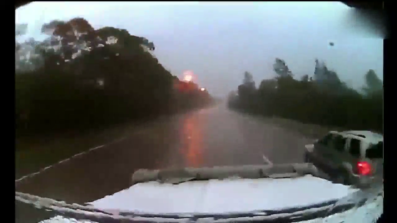 暴雨下SUV不断的打滑，卡车司机第一视角看清楚每个细节