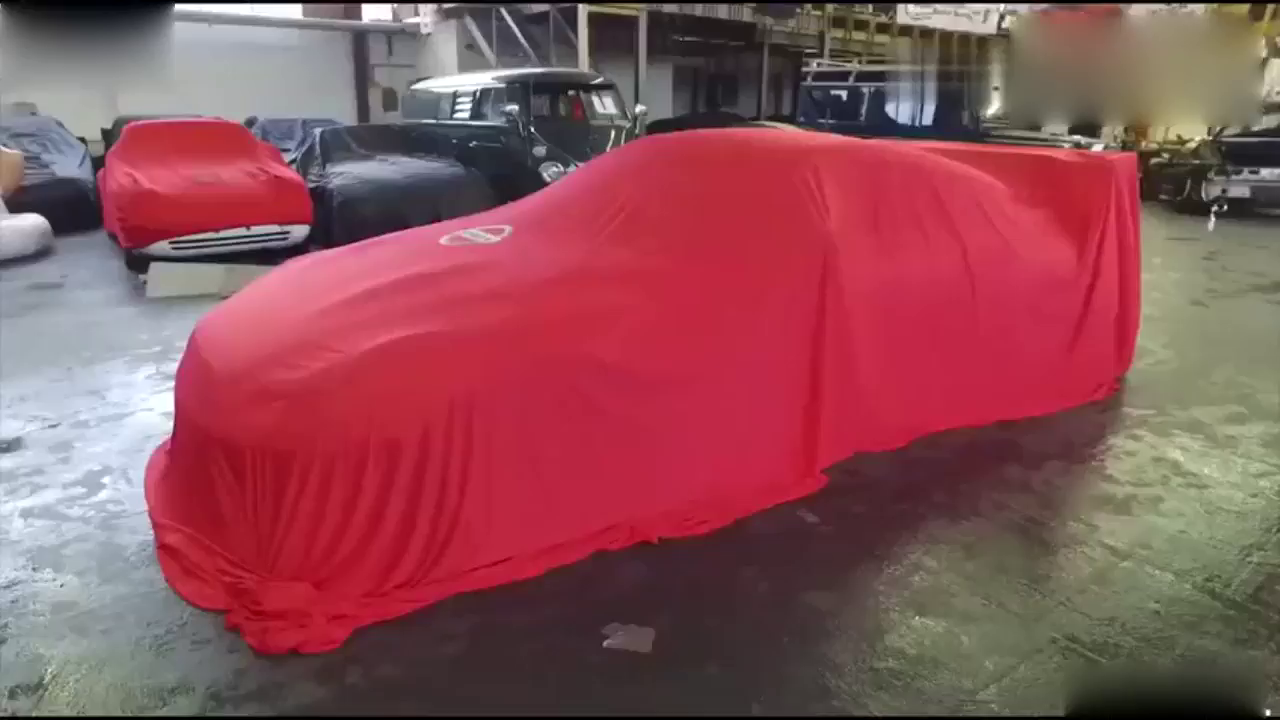 美女起身才知道订制的跑车有多么霸气！