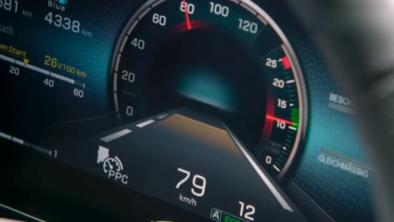 高速大塞车，奔驰卡车司机却很轻松，按下按键后神奇开始了！