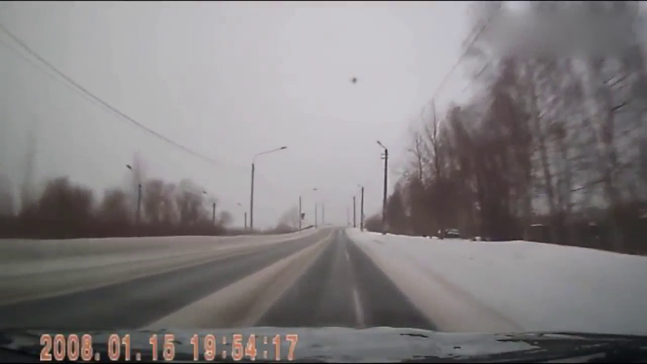 大卡车雪天打滑漂移 车头撞护栏把摄像车吓尿