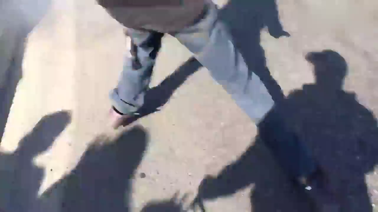 豪华敞篷跑车失控撞击路边观众，玻璃都被撞碎了