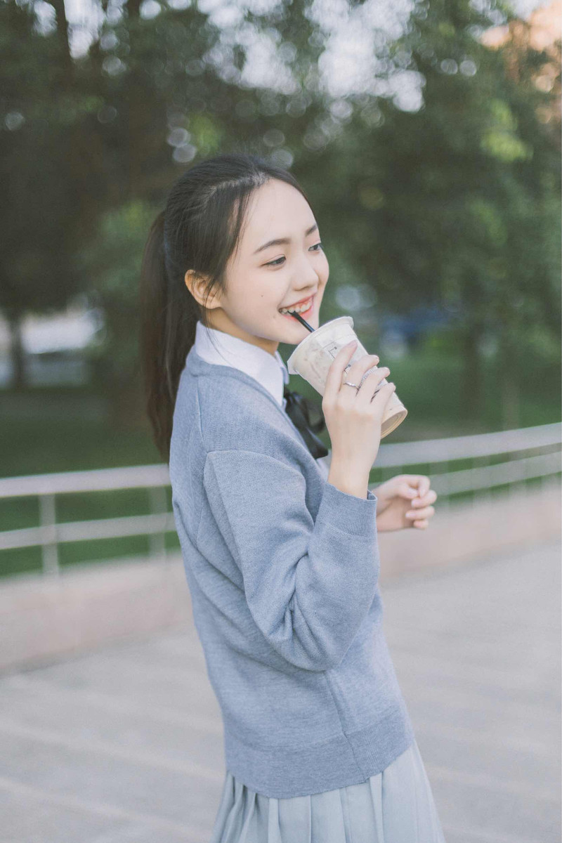 超漂亮的白学生迷你美女美女衬衣,百看不厌不图片舒服短裙图片