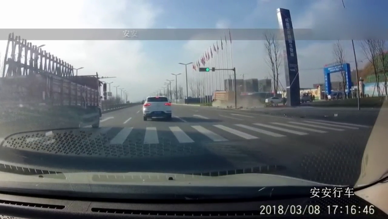 闯红灯的电动车，遇见刹不住的大货车