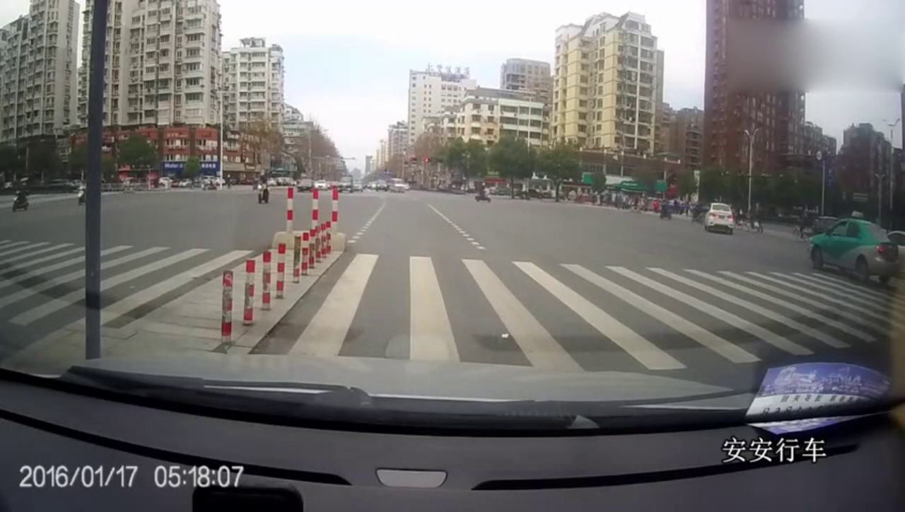 闯红灯的电动车，该不该为连环事故买单？