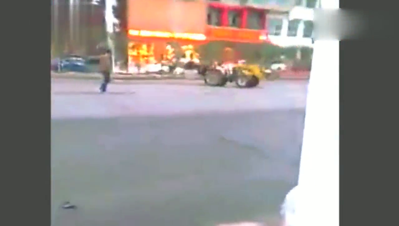 无人驾驶小铲车转了十一圈，驾驶员束手无策，一个电动车主动上来