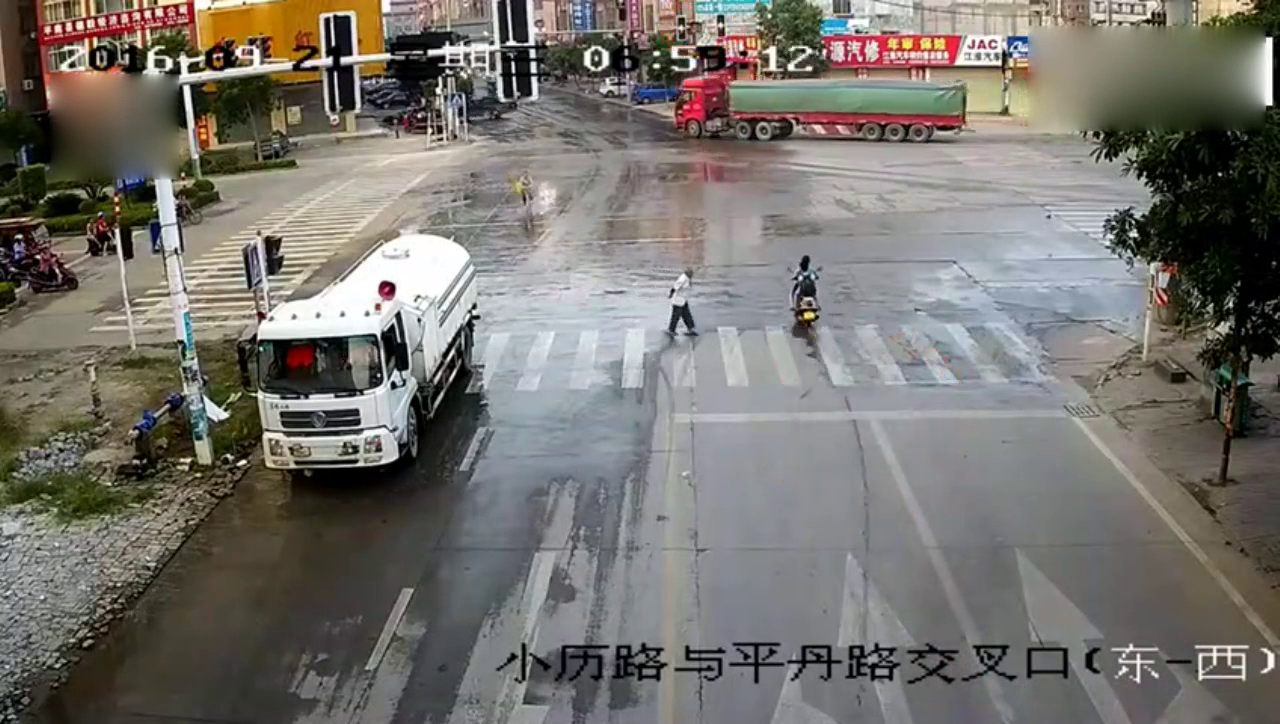 电动车无视红绿灯，下一秒付出了惨重的代价