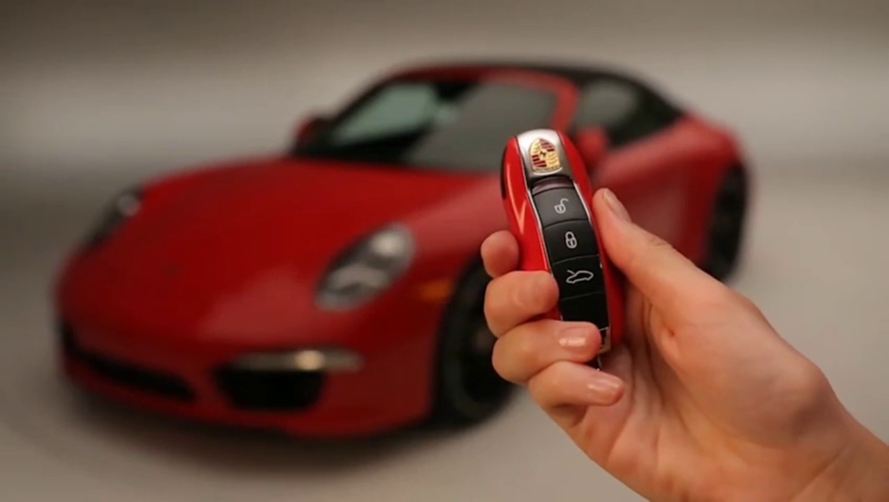 女销售按下按钮的那一刹那，才知道保时捷跑车多牛