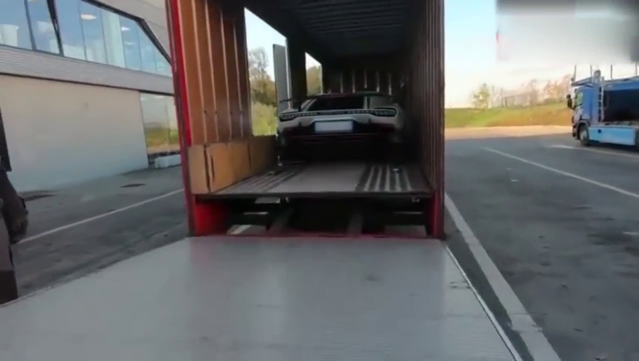 花费三千万买跑车送了一个神秘盒子，打开之后才知道什么才叫霸气