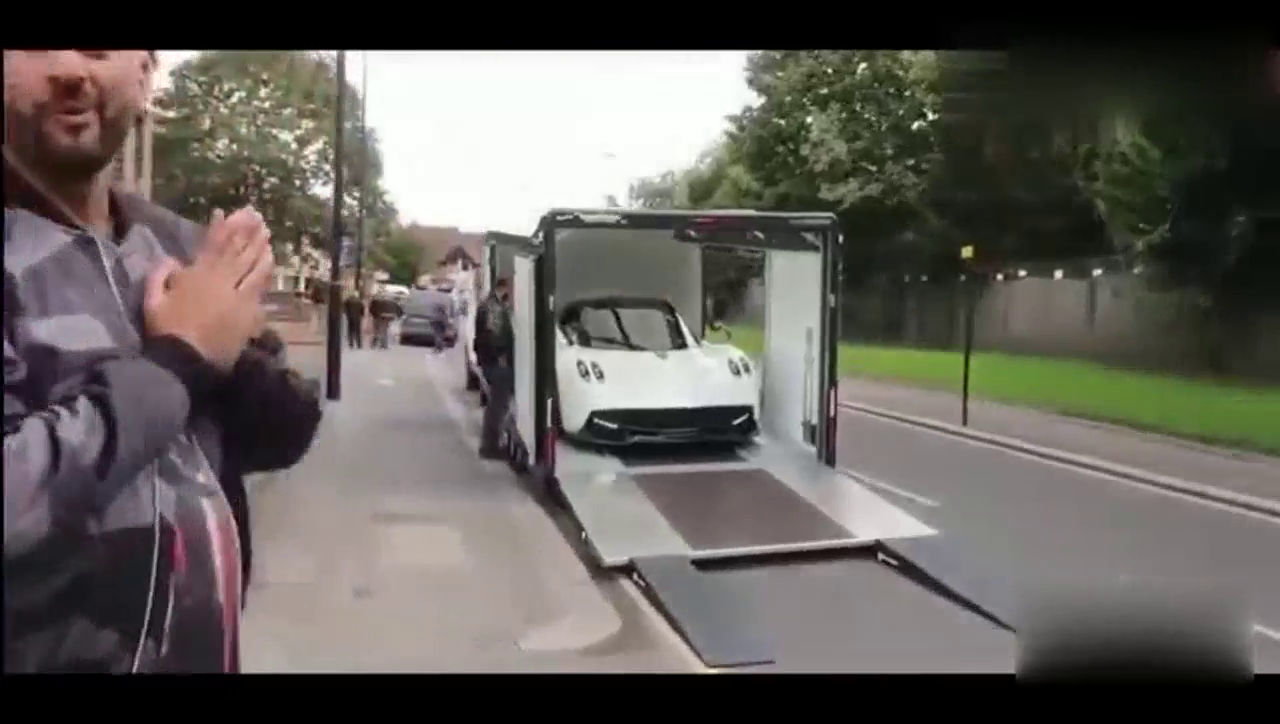 购买帕加尼跑车送了一把备用钥匙，仔细一看车主蒙圈了