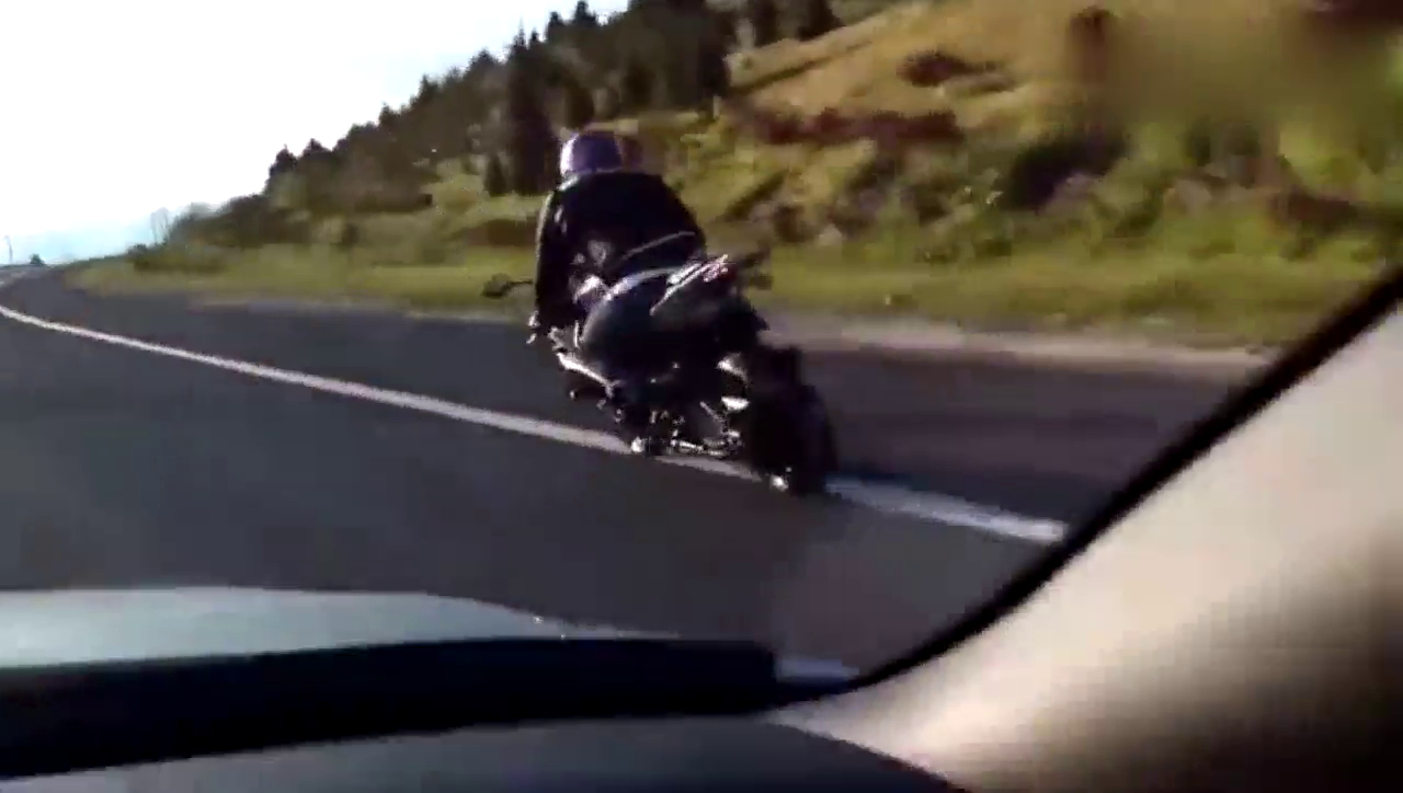 跑车把油门踩到了油箱里，也没追上摩托车 GTR又被虐成渣了