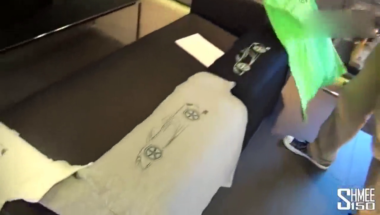 土豪送给自己一个生日礼物，打开遮车布以后，才知道啥叫超级跑车