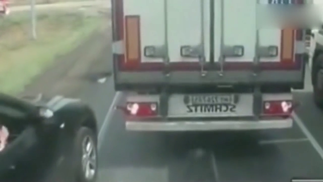 卡车司机拒绝宝马加塞，接下来一幕千万别眨眼，认真看