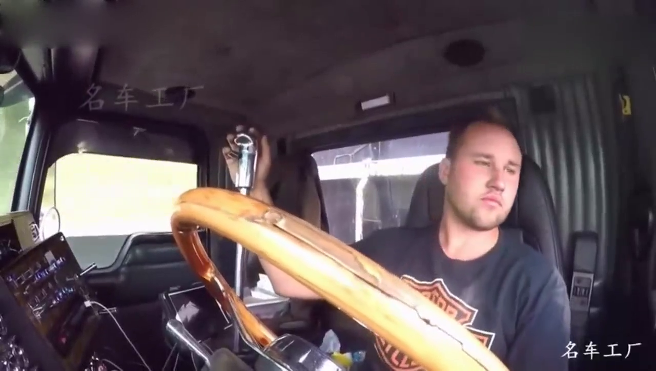 实拍：司机驾驶18档大卡车，这么长的档杆你见过吗？