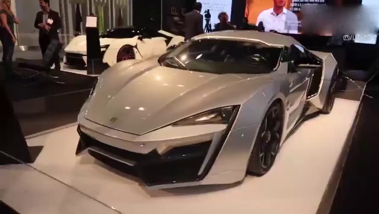 妹子看车展也这么兴奋嘛