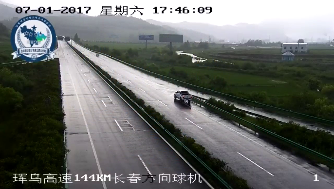 高速公路上皮卡车上演“惊魂一幕”，司机们都注意了