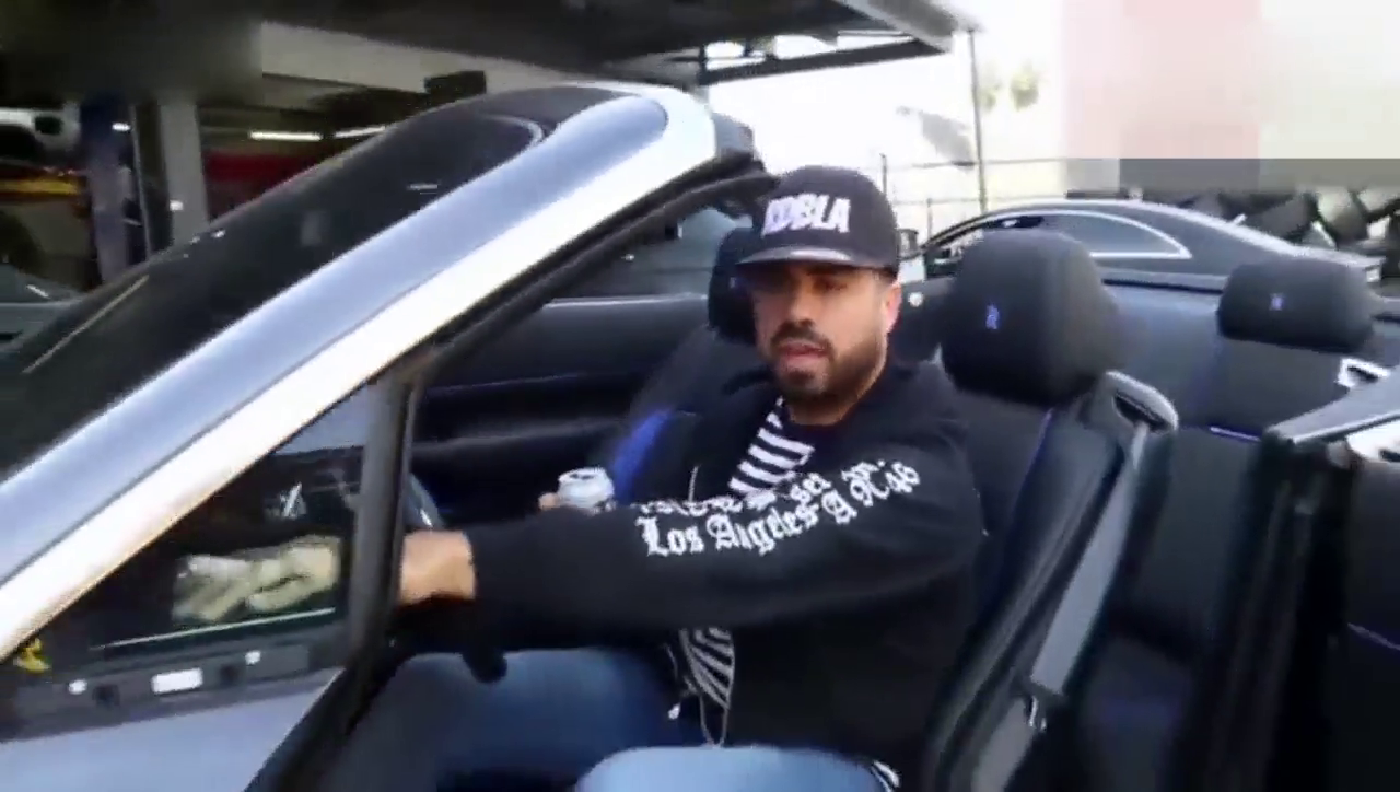 劳斯莱斯都出跑车了？这造型跟兰博基尼比如何！