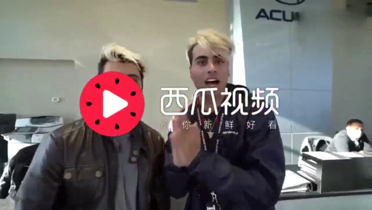 弟弟梦想中的跑车，生日当天哥哥真的送了一辆，弟弟当场泪奔