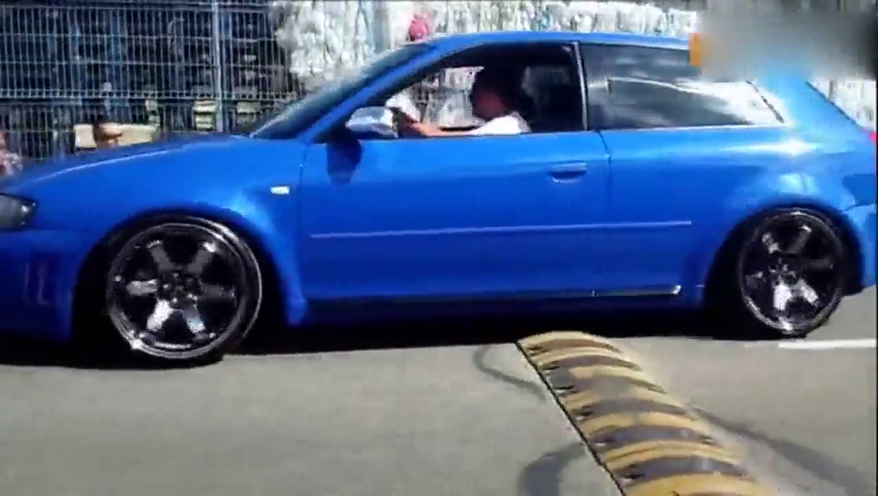 看低趴改装车是如何过减速带的。