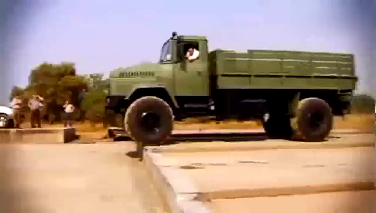 看到军用卡车驾驭这种大坑，才知道什么叫霸气！