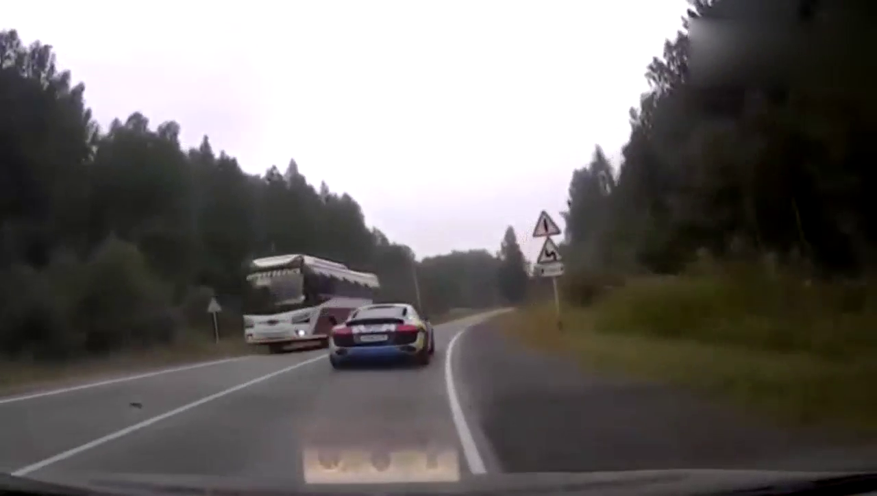 这个开跑车的太缺德，撞了人就跑