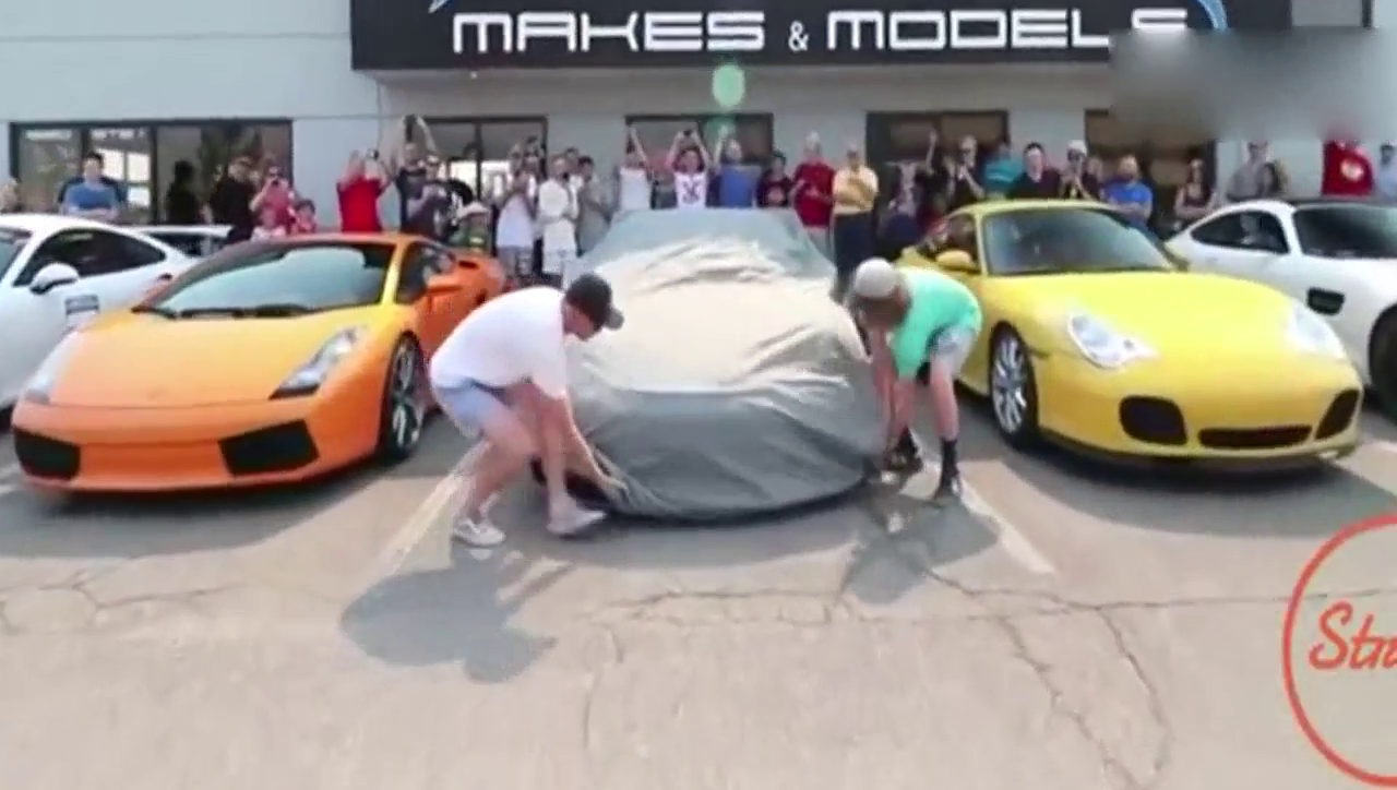 小伙攒钱买的跑车终于到货 旁边兰博尼基都逊色了！