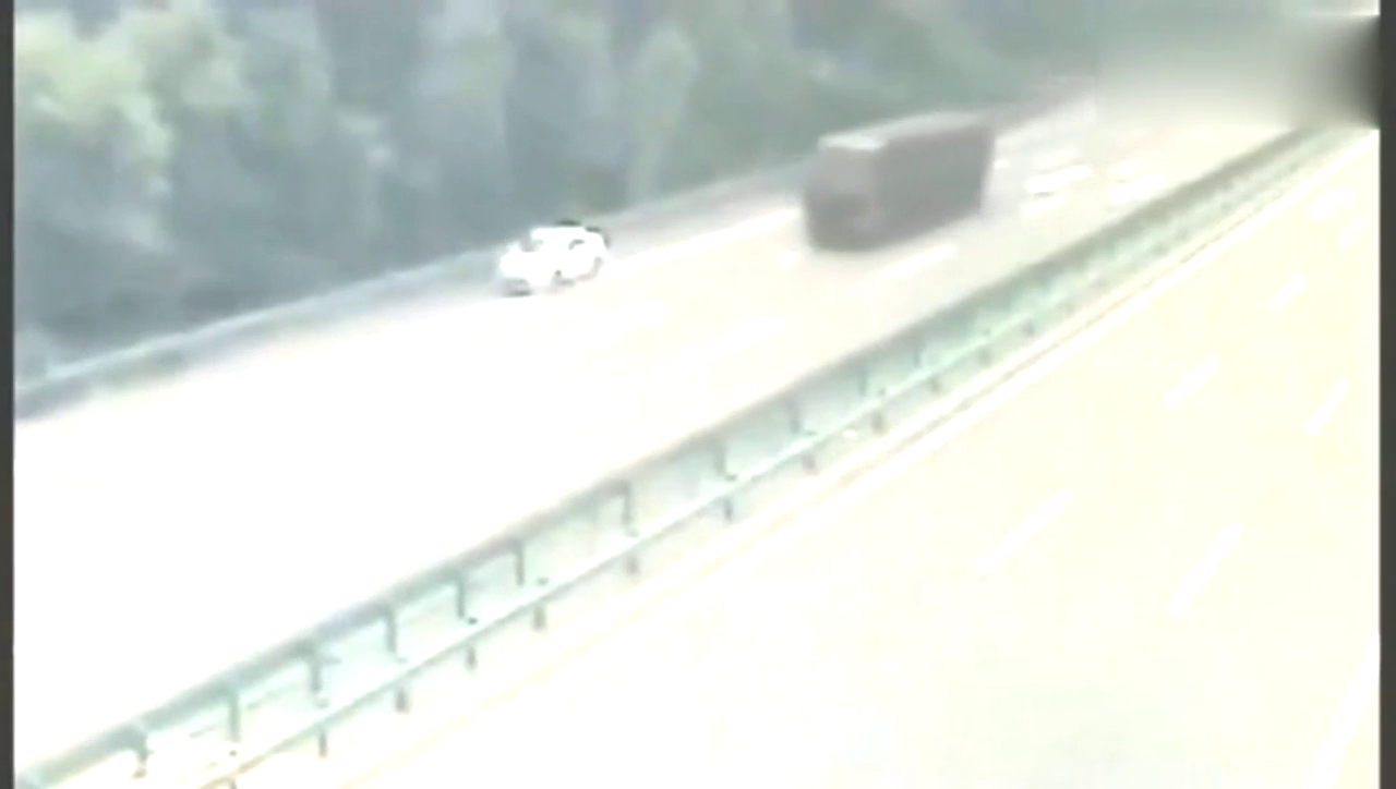 作死轿车高速路边停车，几秒后被卡车撞成铁饼！