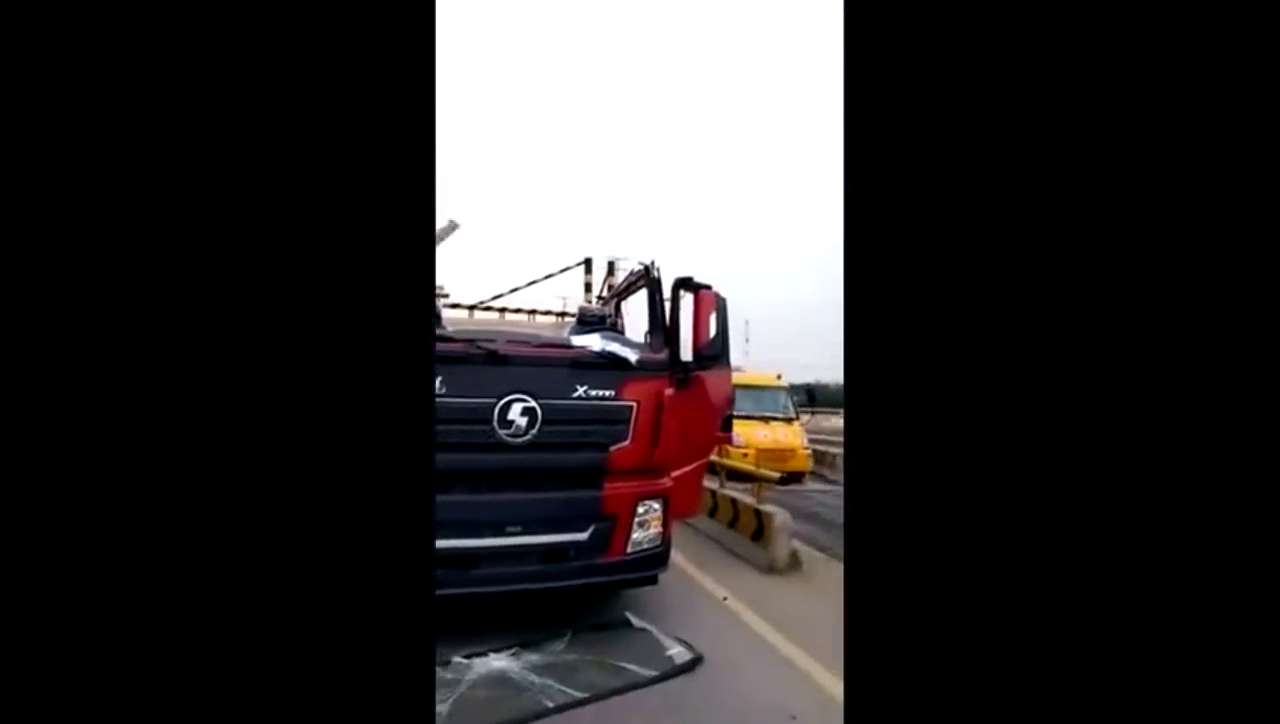 又是限高杆，老司机崭新的大卡车被“剃光头”