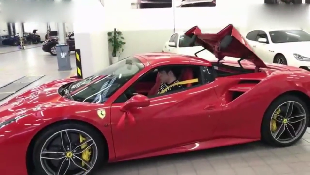 夏天就可以变身敞篷车了，开路上很拉风