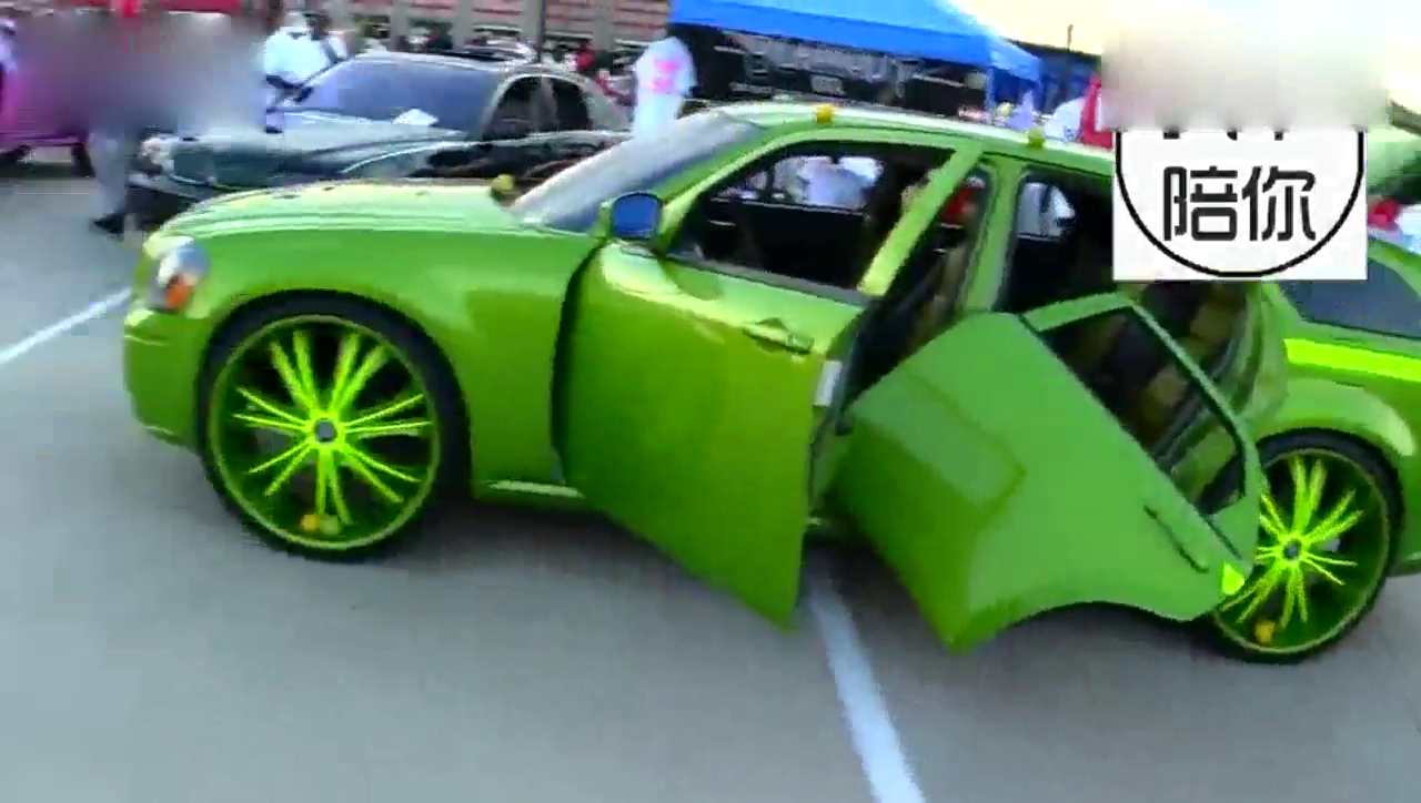 外国土豪真会玩！绿的扎眼的改装车