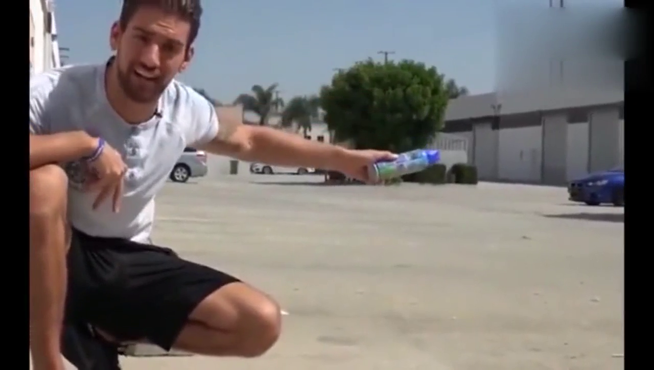 国外恶作剧男子往别人家的跑车上喷漆，被车主追了一路，活该！