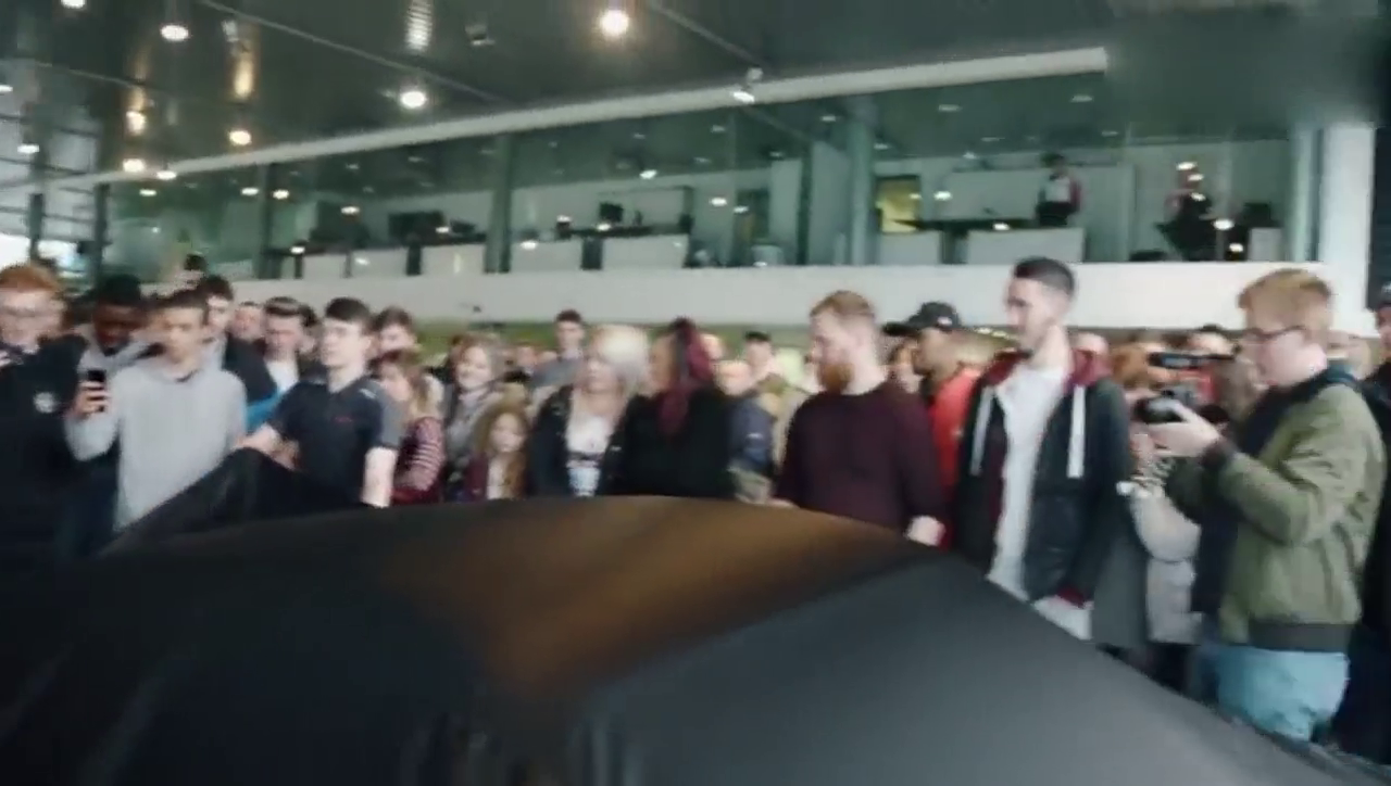 土豪4S店提保时捷跑车，上百人围观！