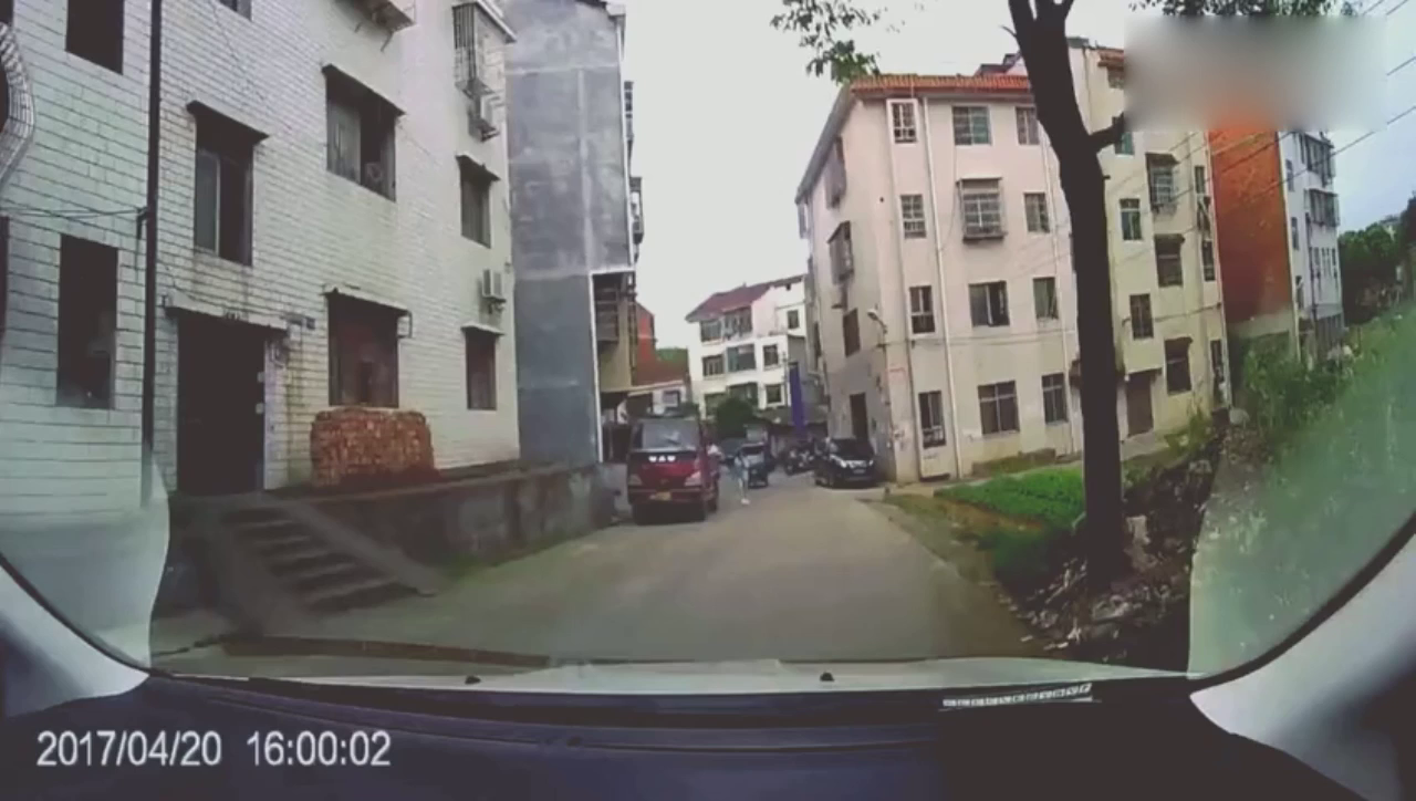 妹子的头挺硬的，卡车好委屈