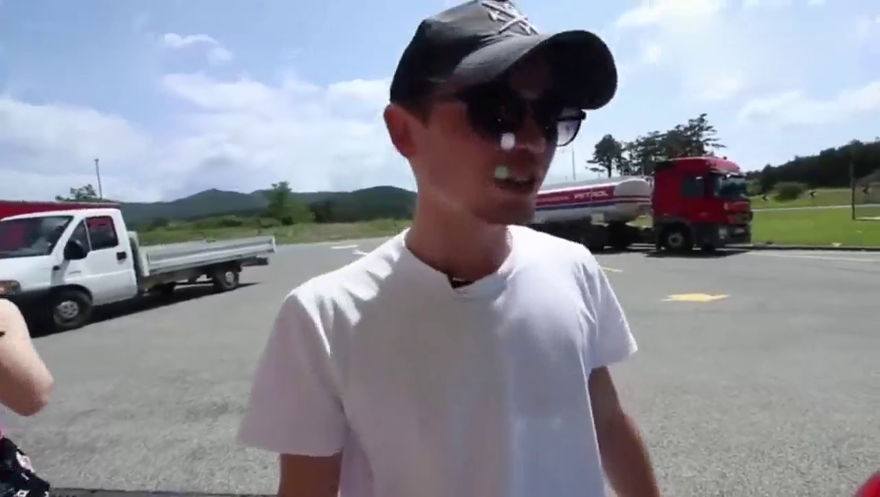 国外的美女就是奔放！看见跑车就敢直接蹭！