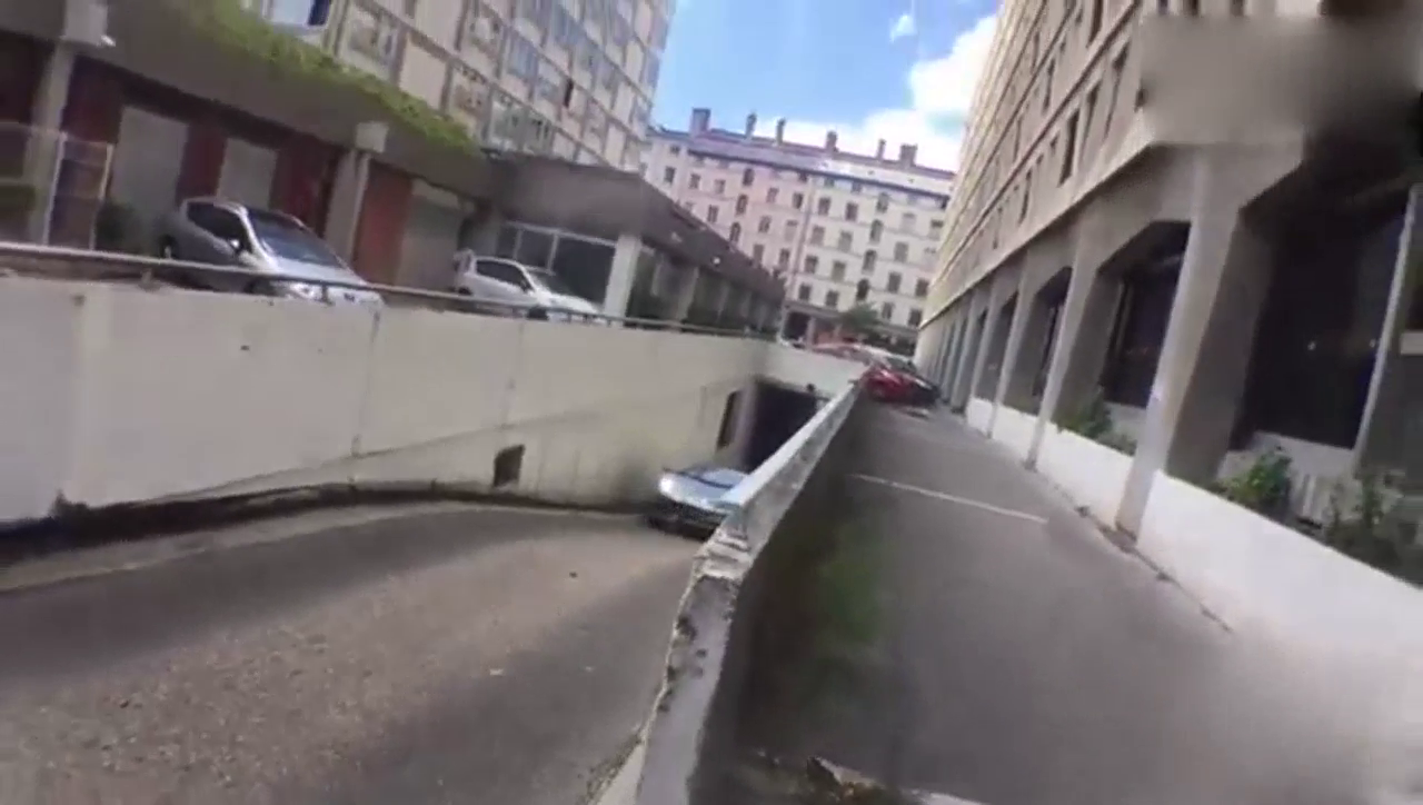 地下停车场偶遇到一辆超级跑车，下一秒车主就哭了