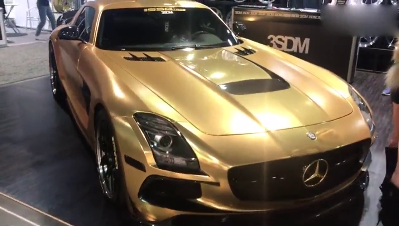 土豪金版的奔驰跑车