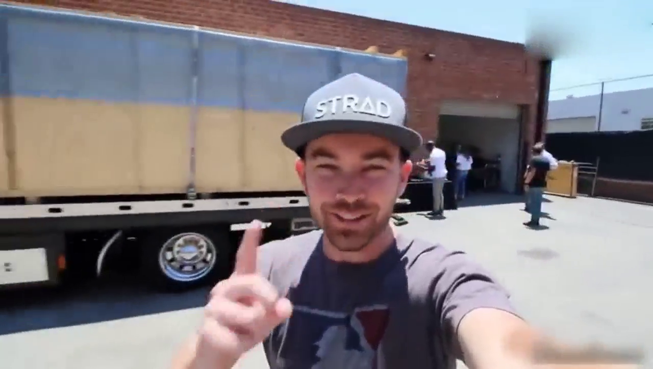 土豪花2000万定制的跑车到货，美女掀开遮车布时，瞬间觉得值了！