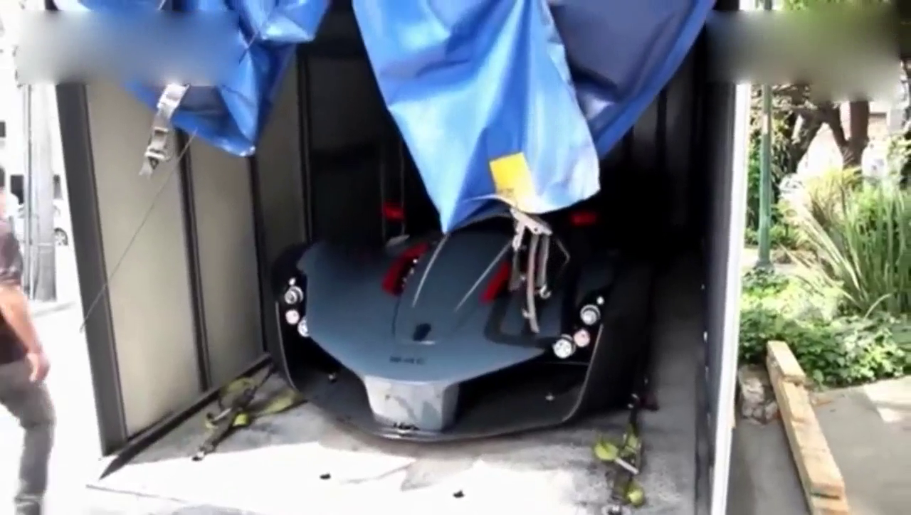 土豪花72万订购的跑车终于到货，进入车库那一刻却懵圈了！