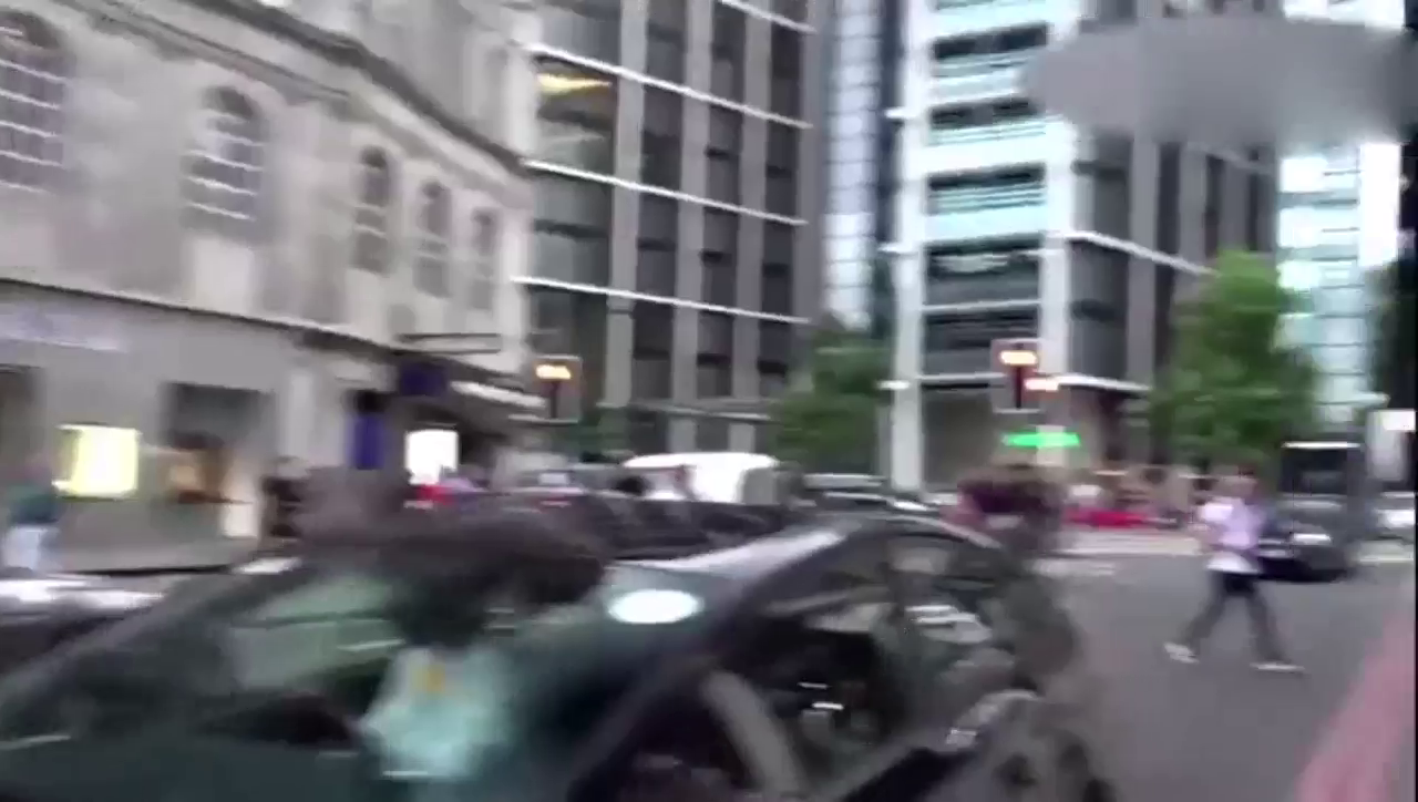 美女们发现开着豪车的明星时，尖叫声比跑车声浪都大！