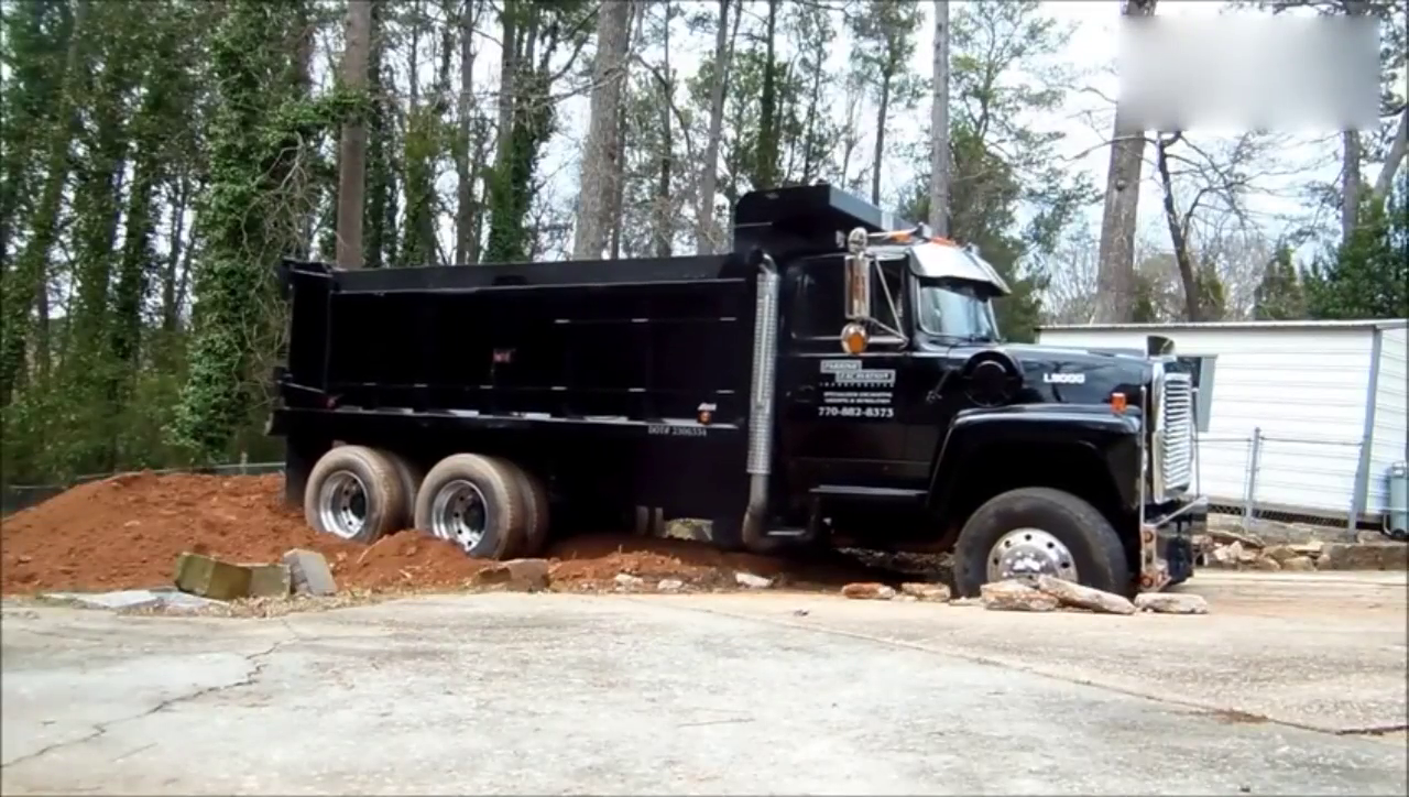 美国长头自卸卡车被小坑困住