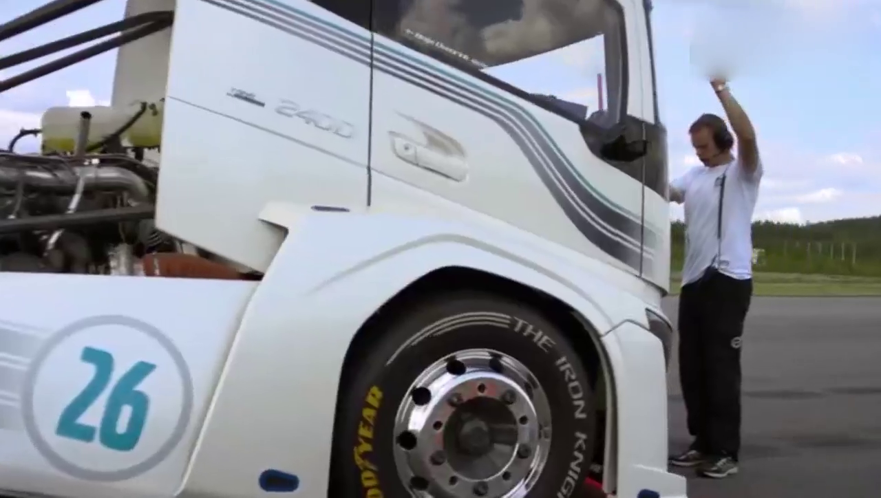 这部沃尔沃卡车，是世界上跑得最快的卡车？！