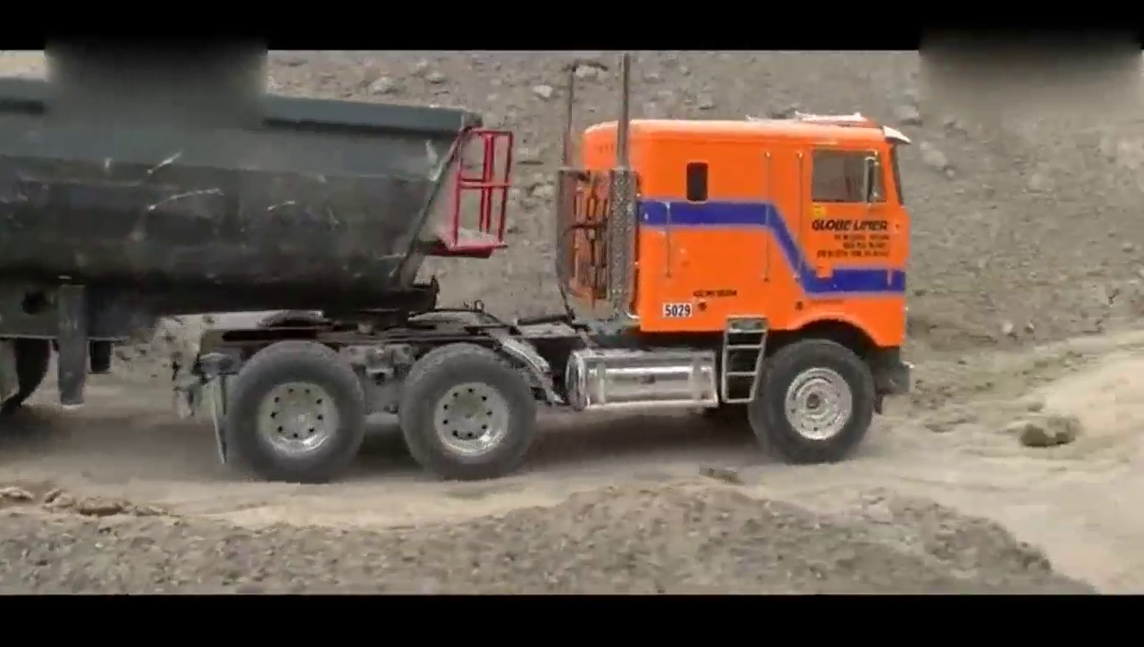 RC模型世界，满载沙子的卡车，轮胎打滑后才是霸气的开始！