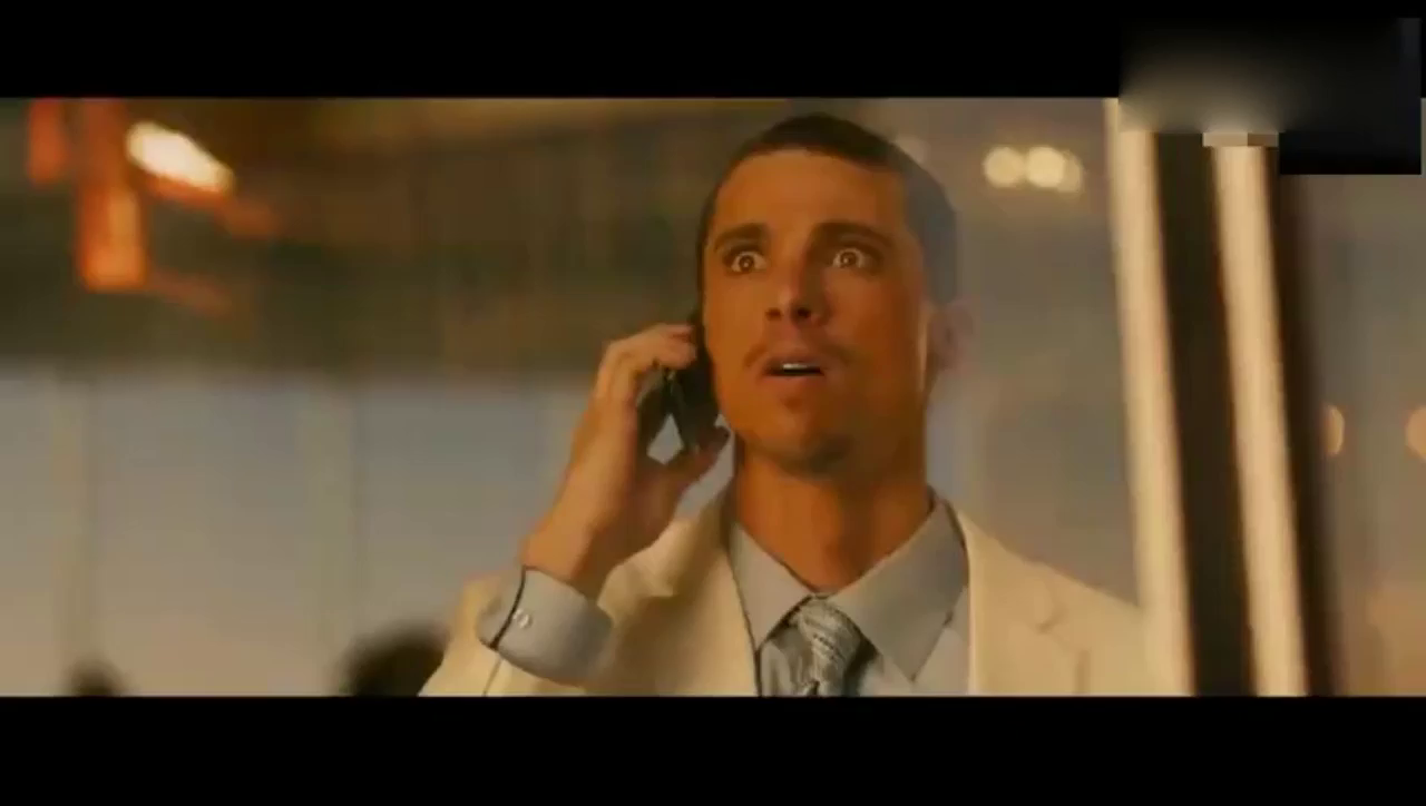 科幻大片 开着跑车跨过大楼，巨石强森拿着加特林打直升机