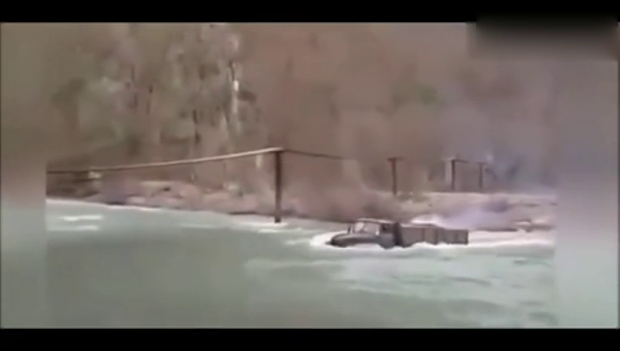 重型卡车陷入泥中，看它如何脱困这动力没的说